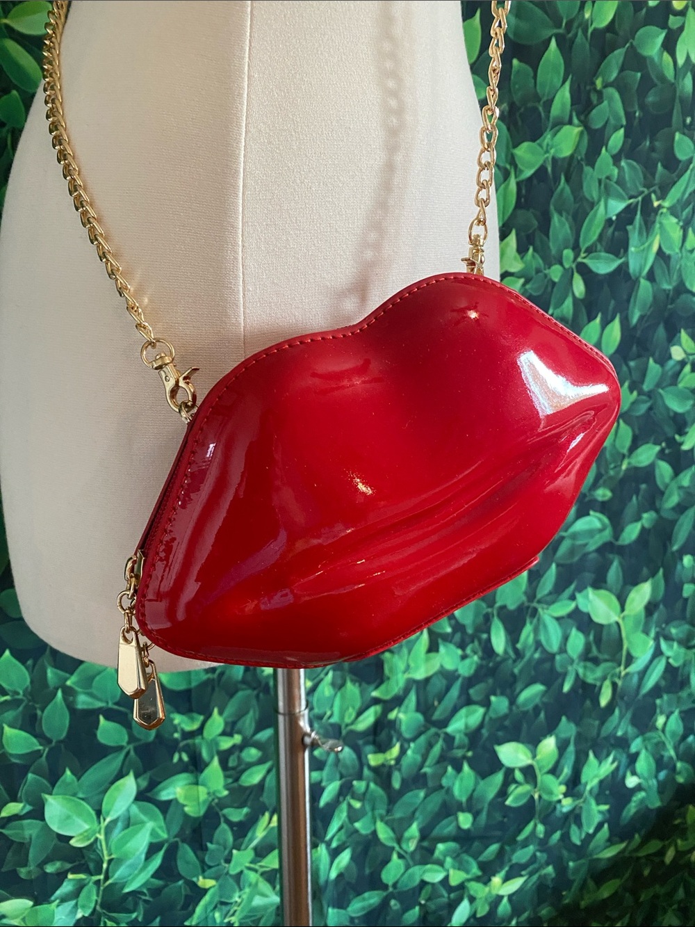 Glossy Red Lip Crossbody Bag with Gold Chain Strap - Picture 2 of 6